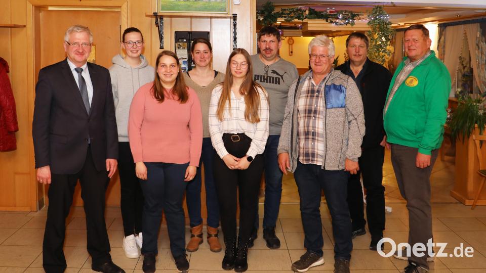 Bürgermeister Johannes Reger (links) sowie Vorsitzender Klaus Schmidt (von rechts), Imker-Kreisvorsitzender Martin Fischer und Ausbilder Wolfgang Schmidt freuen sich über die Jungimker Linda Schraml, Agnes Pfaller, Simone Dürr, Lena Denz und Klaus Denz (Zweite bis Sechster von links). Bild: njn
