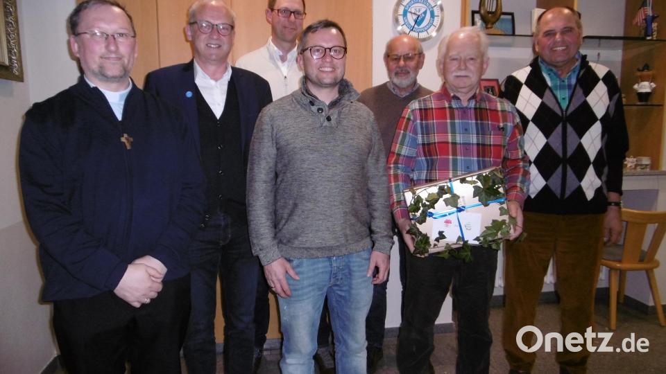 Mit viel Lob und einem Geschenk verabschiedete die Vorstandschaft ihren Schriftführer Georg Wagner, der sein Amt in jüngere Hände legte. Bild: mma