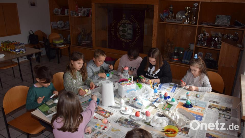 Fleißig waren die Festkinder am Palmsonntag im Einsatz und bemalten und verzierten rund 120 Eier. Bild: fla