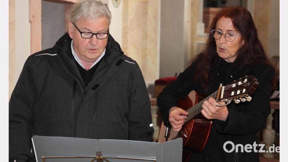 Beim Passionssingen mit dabei war auch &quot;Neualbenreuther Zwio&quot; mit Franz Danhauser und Monika Kunz. Sie hatte die Veranstaltung auch organisiert. Bild: kro