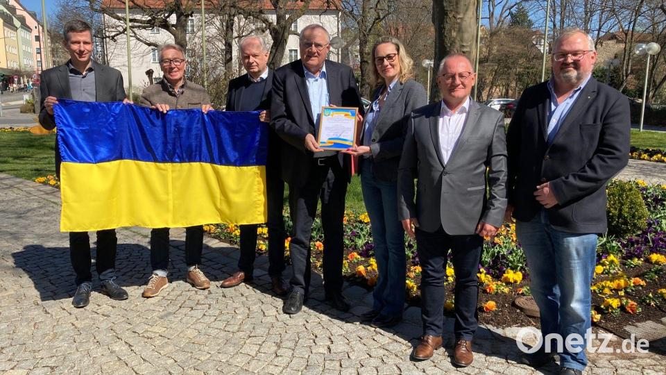 Mit einer Flagge danken Ukrainer für die Hilfe aus Weiden und dem Landkreis Neustadt. Darüber freuen sich (von links) Andreas Holz, Reinhold Wildenauer, Franz Wach, Lothar Höher, Dörte Grambow, Elmar Baumer und Anton Forster. Bild: Stadt Weiden i.d.OPf./exb
