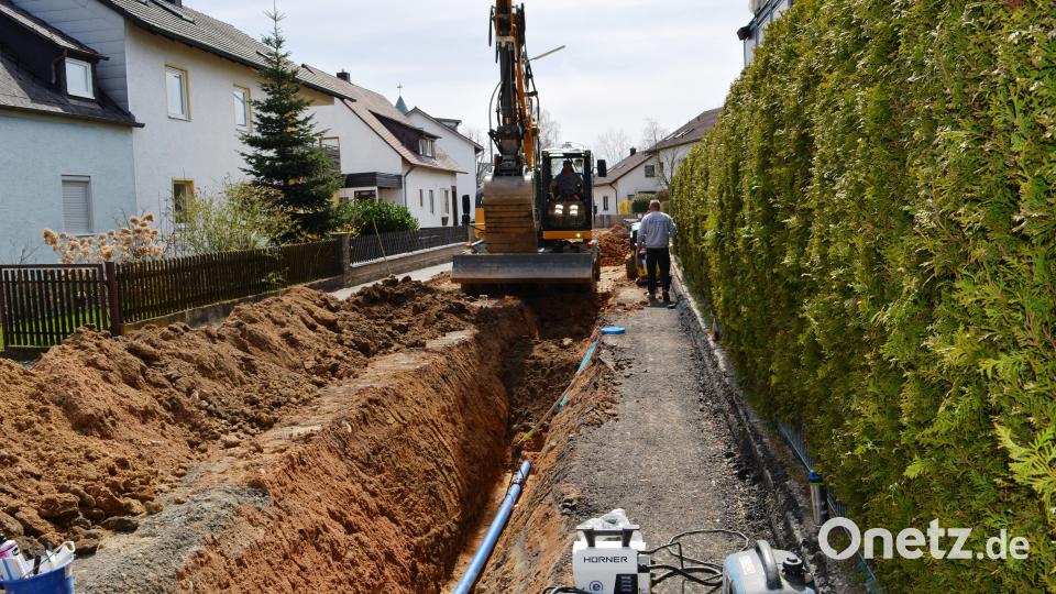 Die Gemeinde hat mit dem Ausbau der Reginastraße begonnen. Fertigstellung soll zirka Mitte Juni sein. Bild: sm