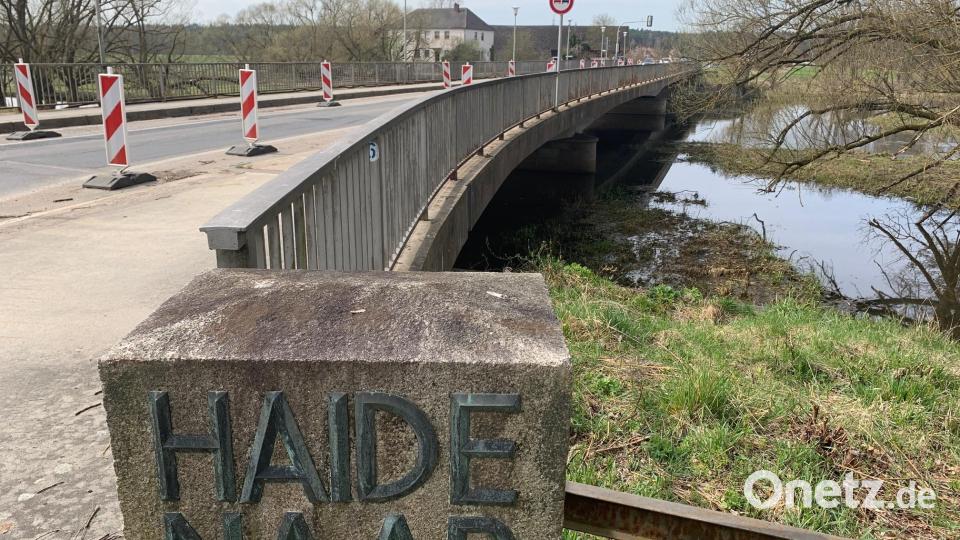 Die Brücke über die Haidenaab bei Mantel muss erneuert werden. Die Bauarbeiten beginnen nach Ostern. Dann werden zunächst die Fundamente für eine Behelfsbrücke errichtet, über die der Verkehr dann ab Sommer geleitet wird. Bild: Gabi Schönberger