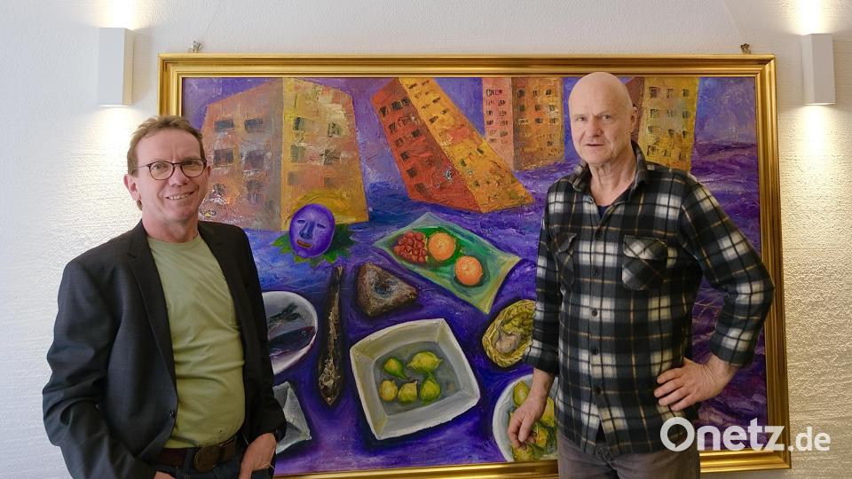 Hans-Jürgen Bröckl (rechts) vor einem seiner Werke zusammen mit Kunsthaus-Vorsitzendem Wolfgang Horn. Bild: Jürgen Klein/exb