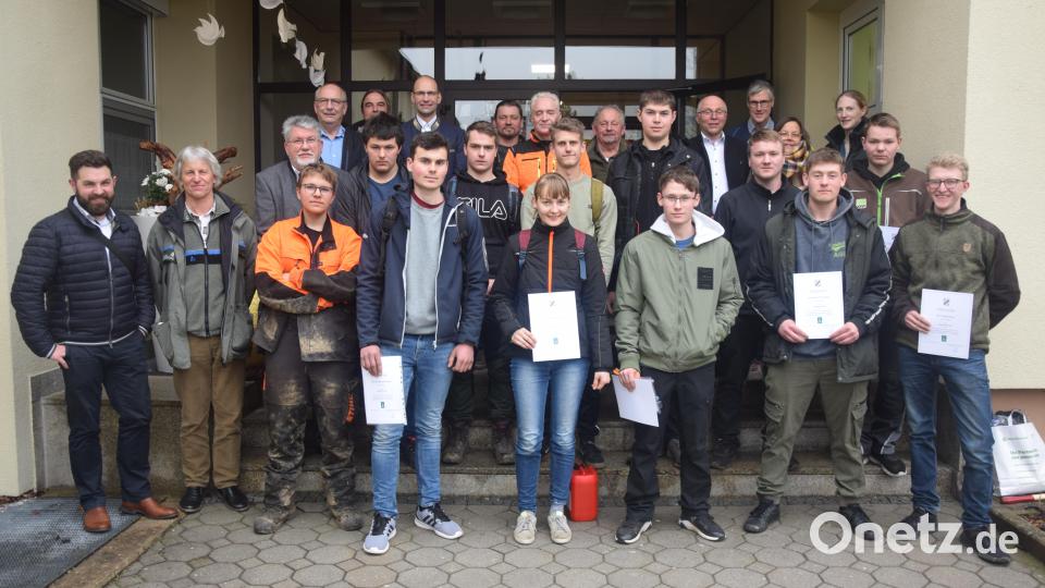 Sieger unter den 39 Teilnehmern wurde Michael Kerschensteiner (Vierter von links). Beste weibliche Teilnehmerin war Johanna Meierhöfer (Fünfte von links) auf Platz sieben. Viele Ehrengäste und Verantwortliche gratulierten den Jugendlichen. Bild: fz