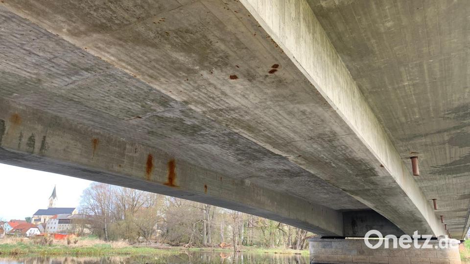 Die Brücke über die Haidenaab bei Mantel muss erneuert werden. Die Bauarbeiten beginnen nach Ostern. Dann werden zunächst die Fundamente für eine Behelfsbrücke errichtet, über die der Verkehr dann ab Sommer geleitet wird. Bild: Gabi Schönberger