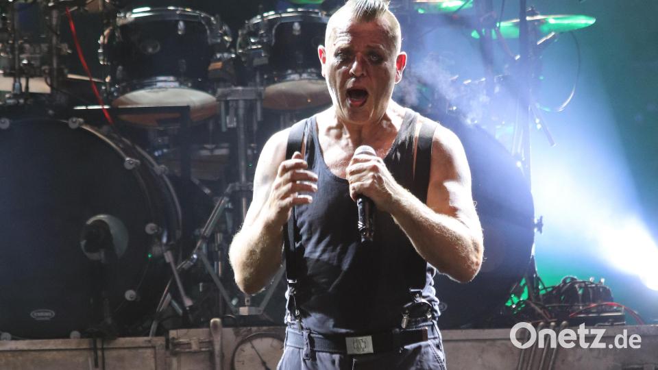 Sänger Helfried Reißenweber von Stahlzeit hat eine optische als auch eine gesangliche Ähnlichkeit zu Till Lindemann von Rammstein. Bild: Martin Franitza