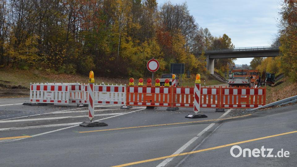 Die Brücke über die B 299 zwischen Erbendorf und dem Hessenreuther Wald (im Hintergrund) wird nun abgerissen und neu gebaut. Bild: Benkhardt
