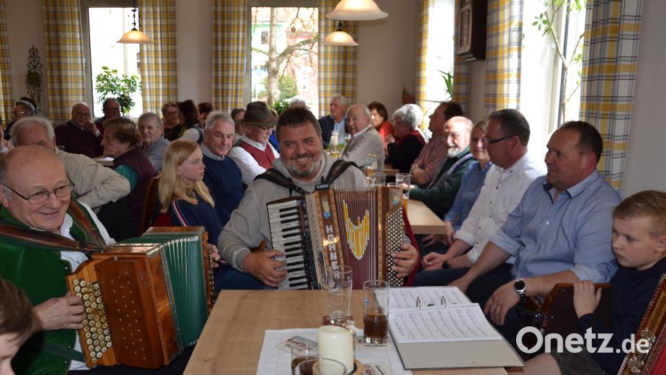 Beim Musikanten-Treffen im Landgasthaus „Zum Goldenen Löwen“ in Moosbach erklangen lustige Lieder aus Bayern, Böhmen und Südtirol. Bild: gi