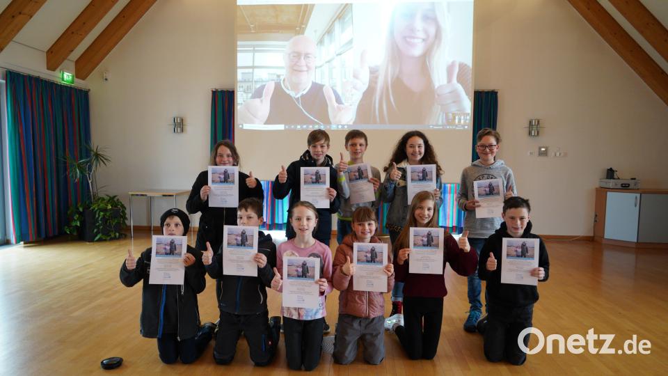 3100 Euro haben Kinder aus dem Raum Kondrau für Kinder in der Ukraine gesammelt. Dafür haben sie über 200 Muffins gebacken und in einem Supermarkt und an den Haustüren verkauft. Als Anerkennung gab es von Unicef eine Urkunde. Bild: kaz