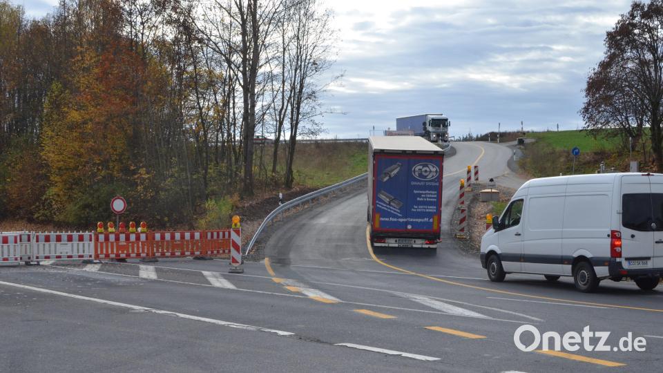 Mit einigen Tagen Verspätung rollt der Verkehr nun auf der neu gebaute Entlastungsstraße an Erbendorf vorbei. Beim Kreuzstein verlässt der Verkehr die B 22 (Bild). Man kann dort nicht mehr nach Erbendorf einbiegen. Wer in die Steinwald-Stadt will, muss den Umweg über den Kreisel am Rewe-Markt nehmen. Bild: Benkhardt