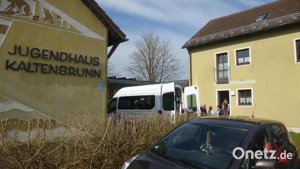 Ein Kleinbus des Landratsamts bringt weitere Kriegsflüchtlinge. Bild: bk