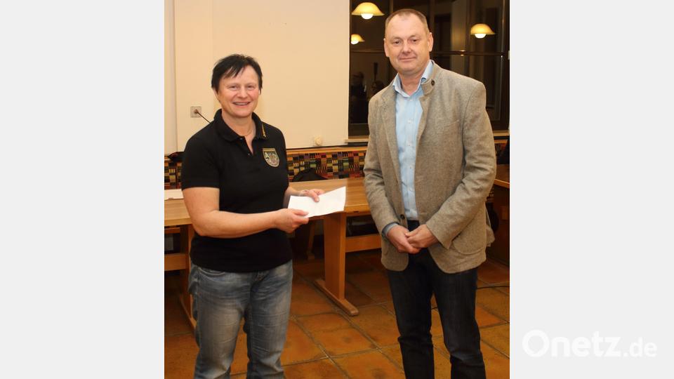 Jugendleiterin Ruth Kryschak dankt Bürgermeister Erich Meidinger für eine private Spende. Bild: wec