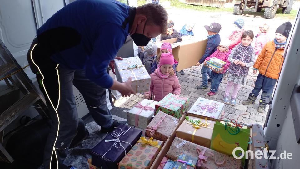45 Osternester packten die Wurzer Mädchen und Buben für die Kinder im Kindergarten St. Nikolaus und St. Rochus in Mayschoß im Ahrthal. Am Gründonnerstag werden die kleinen Geschenkpäckchen für eine Überraschung für die von der Flut betroffenen Kinder sorgen. Bild: szl