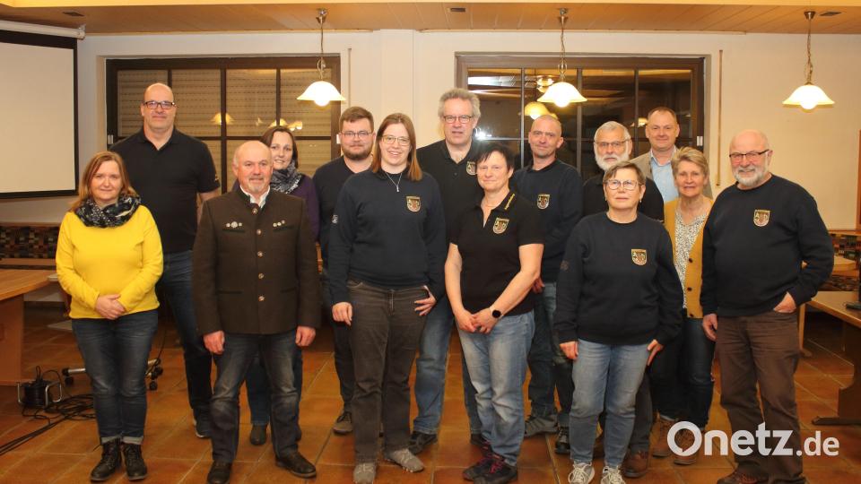 Die Burgschützen Ebermannsdorf wählen einen neuen Vorstand (von links): Schatzmeisterin Roswitha Kryschak, Damenleiter Armin Kryschak, Zweiter Sportleiter Franz Pfab, Zweite Damenleiterin Manuela Leitner, Webmaster Norbert Seegerer, Sportleiterin Stefanie Kryschak, Schützenmeister Thomas Kryschak, Jugendleiterin Ruth Kryschak, Zweiter Schützenmeister Mathias Scheeler, Schriftführer Anton Schill, Ausschussmitglied Renate Holzner, Bürgermeister Erich Meidinger, Zweite Schatzmeisterin Johanna Schill und Gerätewart Albert Holzner. Bild: wec