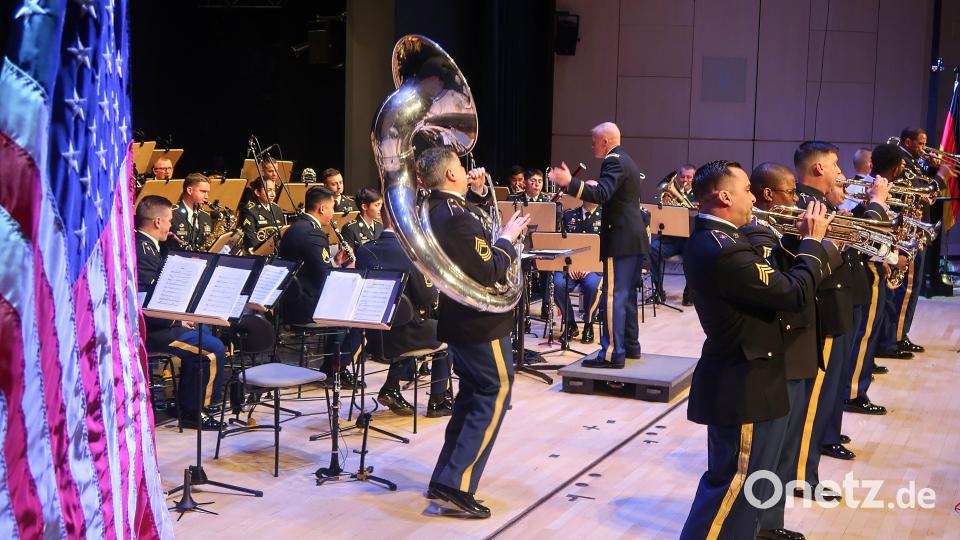 Es ist ein heiterer musikalischer Abend mit der „U.S. Army Europe Band &amp; Chorus“ in der Max-Reger-Halle. Bild: Kunz