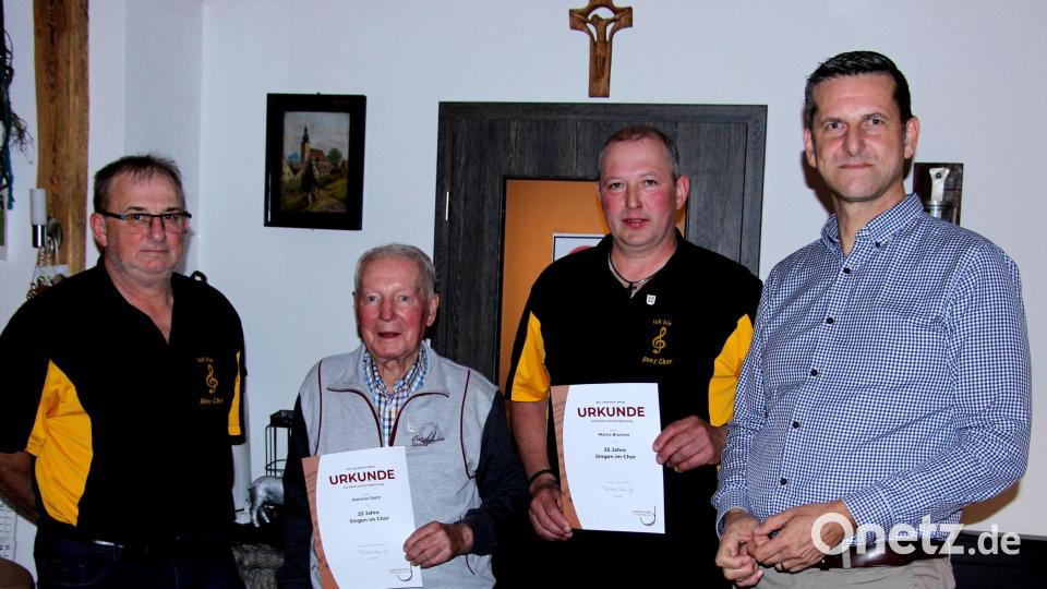 Zwei Jubilare sind seit 25 Jahren im Chor des Gesangvereins Etzelwang aktiv: (von links) Stellvertretender Vorsitzender Wolfgang Weber ehrt Dietmar Stehr und Marco Brunner, Bürgermeister Roman Berr gratuliert. Bild: ds