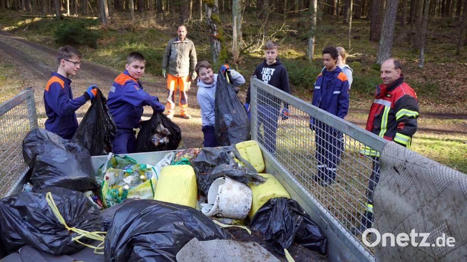 Säckeweise Müll, der nicht immer wohlriechend war, verlud der Nachwuchs der Feuerwehren sowie des Obst- und Gartenbauvereins auf einen Anhänger. Bild: bkr