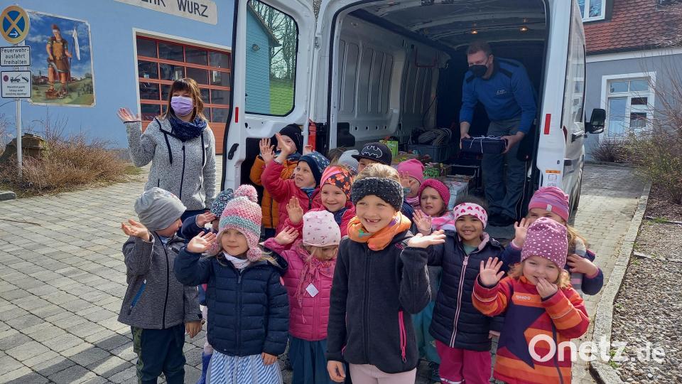 45 Osternester packten die Wurzer Mädchen und Buben für die Kinder im Kindergarten St. Nikolaus und St. Rochus in Mayschoß im Ahrthal. Am Gründonnerstag werden die kleinen Geschenkpäckchen für eine Überraschung für die von der Flut betroffenen Kinder sorgen. Bild: szl