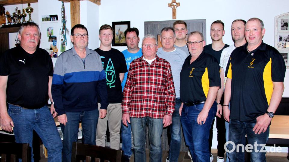 Weitgehend unverändert zeigt sich der Vorstand des Gesangvereins Etzelwang nach den Neuwahlen: (von links) Beisitzer Hans Renner, Kassier Dieter Link, Beisitzer Maximilian Scharr, Zweiter Kassier Manfred Müller, Kassenprüfer Fritz Kellner, Schriftführer Dieter Beck, Beisitzer Tim Pickel, Zweiter Vorsitzender Wolfgang Weber, Beisitzer Luca Berr, Beisitzer Jürgen Herrmann und 1. Vorsitzender Marco Brunner. Bild: ds