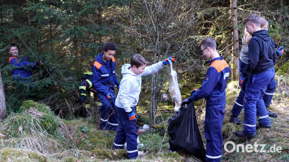 Gut versteckt im Ginstergebüsch und unter Fichtenaufwuchs war viel Müll. Die Forstverwaltung und die Bahn profitierten von der Ramadama-Aktion besonders. Bild: bkr