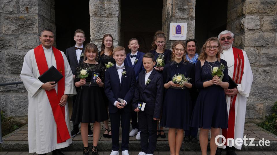 Neun junge Leute feierten am Palmsonntag in Hartmannshof Konfirmation. Bild: Kirchengemeinde/exb