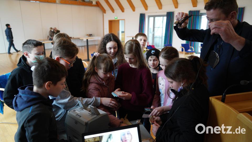 Kinder aus Kondrau haben für Kinder in der Ukraine Muffins gebacken und im Raum Waldsassen verkauft. Der Erlös in Höhe von 3100 Euro ging an das Kinderhilfswerk Unicef. Bild: kaz
