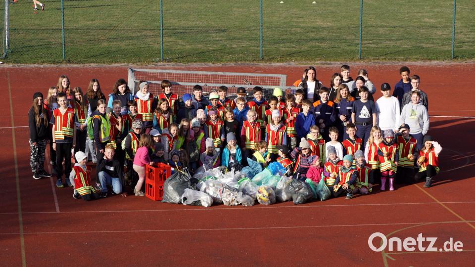 Viele Tüten voller Müll sammelten die 14 Gruppen. Was nicht zu sehen ist, ist der Anhänger voller Abfall hinter den fleißigen Helfern. Bild: bkr
