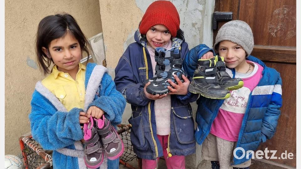 Bei der Ausgabe der Schuhe an Kinder in Târgu Mureș, Rumänien war die Freude riesengroß. Bild: exb