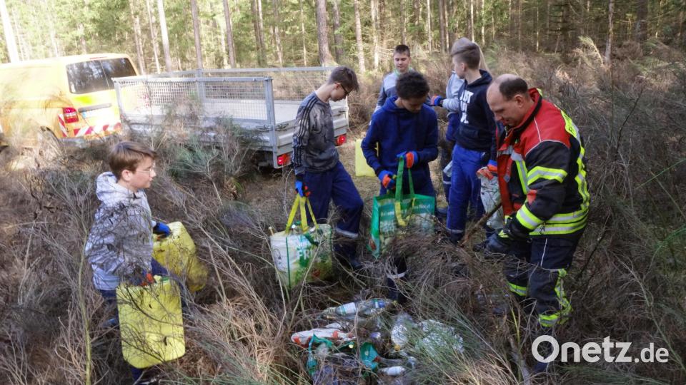 Gut versteckt im Ginstergebüsch und unter Fichtenaufwuchs war viel Müll. Die Forstverwaltung und die Bahn profitierten von der Ramadama-Aktion besonders. Bild: bkr