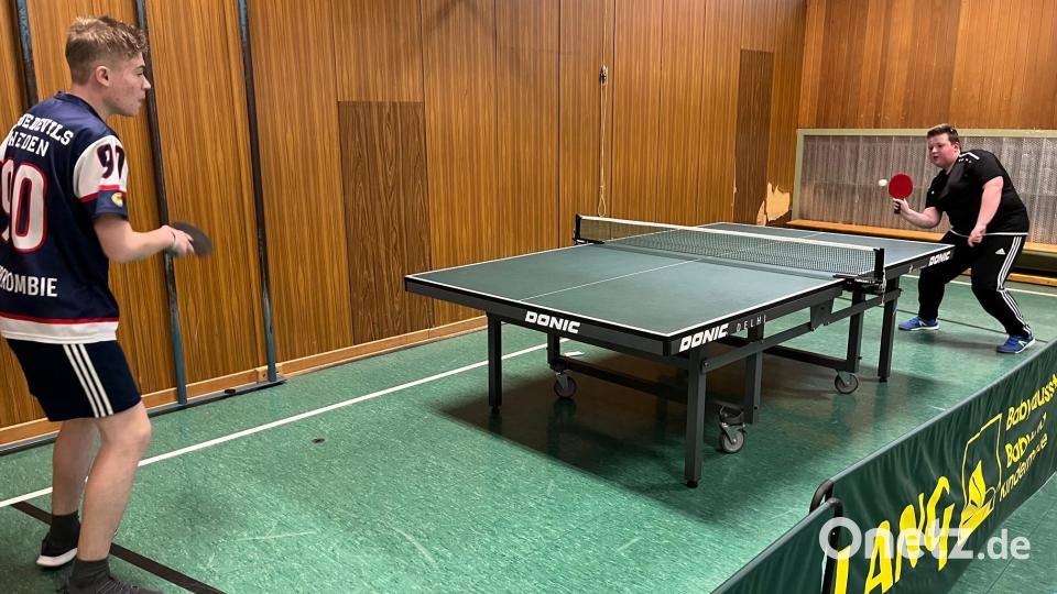 Bei den Tischtennisvereinsmeisterschaften ging es in der Gymnastikhalle der Grundschule hoch her. Bild: dob