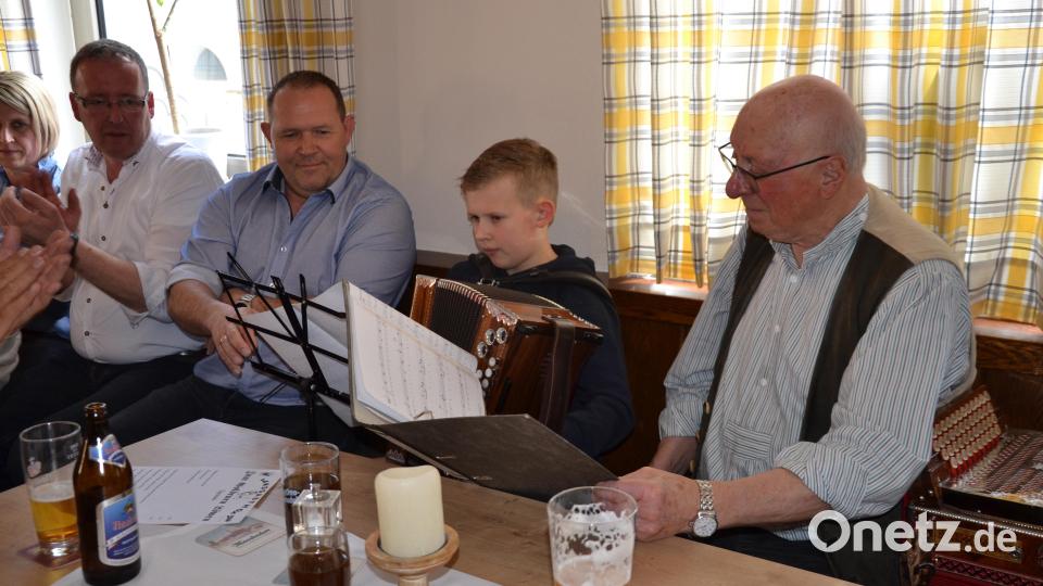 Der junge Hannes Heuwind aus der Musikschule Moosbach machte auf seiner Steirischen den Auftakt. Bild: gi