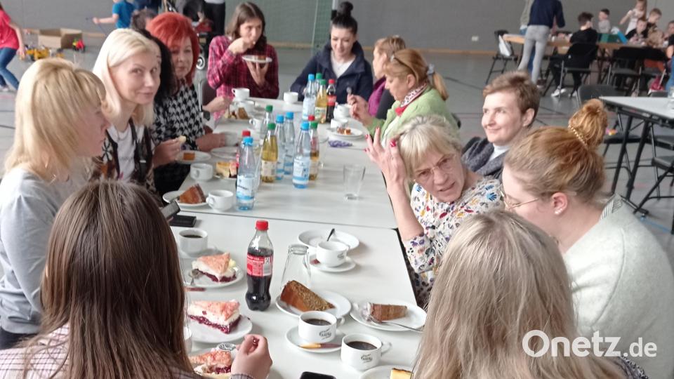 Beim Willkommensnachmittag für Geflüchtete aus der Ukraine ließen sich am Kaffeetisch noch viele Fragen klären. Bild: fpoz