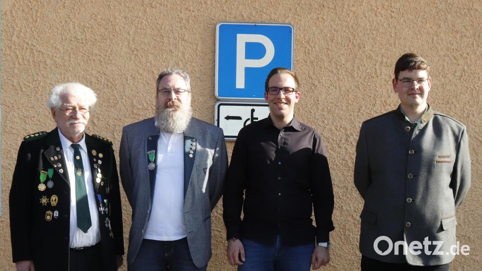 Ein bewährtes Team wird in Zukunft den Schützenverein leiten. Reinhold Brandl (links) bringt als 3. Schützenmeister langjährige Erfahrung ein. Kassier Günther Weiß (2.v.l.) hat die Finanzen fest im Griff und stellt jedes Jahr sogar einen Haushalt vor. 1. Schützenmeister Martin Partsch und 2. Schützenmeister Markus Rupprecht (links) sind erfahrene Schützen, haben sehr viel Vereinserfahrung und haben vor allem auch jede Menge Ideen. Bild: mfh