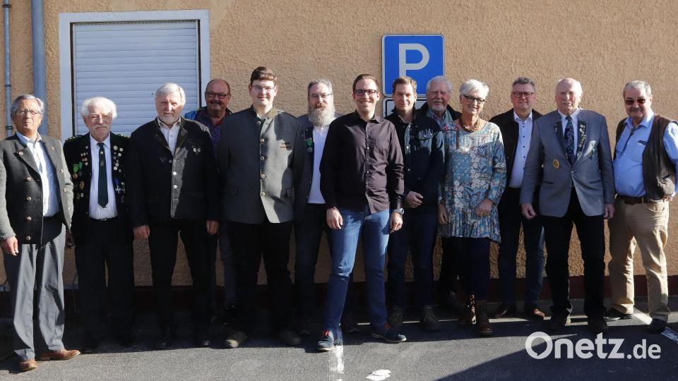Mit einer verjüngten Mannschaft blickt die Zimmerstutzen-Schützengesellschaft 1893 Rosenberg positiv in die Zukunft: (von links) Manfred Lilla, Reinhold Brandl, Dietmar Beyer, Heinz Wismeth, Markus Rupprecht, Günther Weiß, Martin Partsch, Hans-Georg-Flierl, Hans-Peter Daschner, Christa Erras, Bürgermeister Michael Göth, Leo Kurz, Georg Rupprecht. Bild: mfh