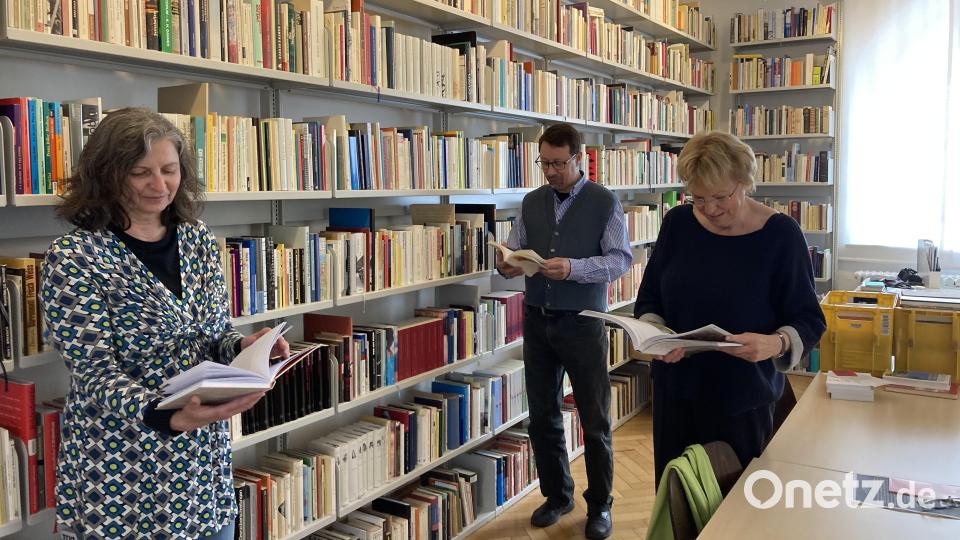 Die Messe-Organisatoren Patricia Preuß, Markus Lommer und Maria Müller (von links) schmökern schon mal vorfreudig in regionaler Literatur. Bild: aks