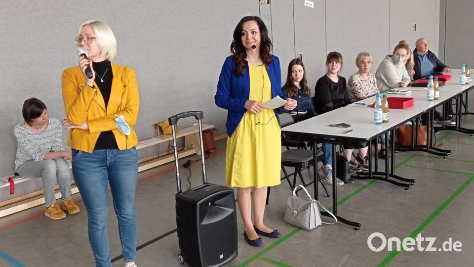 Über Hilfsangebote informierten (von links) Carolin Kellner (sitzend), Natalija Messer, Bürgermeisterin Margit Bayer, Jessica Nettles und Bianca Bayer von der Stadtverwaltung, Anita Heindl, Annalena Fink-Haydari und Denise Schmid sowie Seniorenbeauftragter Gerhard Weber. Bild: fpoz
