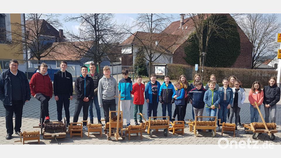 In den Kartagen waren die Moosbacher Ministranten in und um Moosbach mit ihren großen und kleinen Ratschen unterwegs. Durch das Klappern ermahnten sie die Gläubigen zum Gebet und zum Kirchgang. Auch Pfarrer Udo Klösel freute sich über ihren Einsatz. Bild: gi