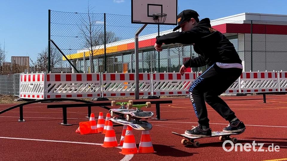 Fürs Skateboarden ist der Belag in Ursensollen nicht ideal, aber ein paar Experten wagten sich trotzdem aufs Board. Bild: eik