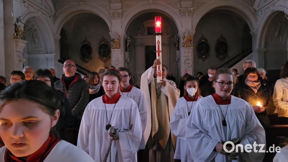 Ein eindrucksvoller Moment in der Osternacht: Pfarrvikar Antony Mathew Karikanazhath trug die Osterkerze in die Pfreimder Pfarrkirche. Bild: hir