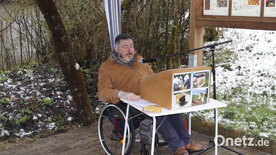 Als Gastredner kam der Behindertenbeauftragte der Bayerischen Staatsregierung Holger Kiesel zur Einweihungsfeier des barrierefreien Lehrbienenstands. Bild: mfh