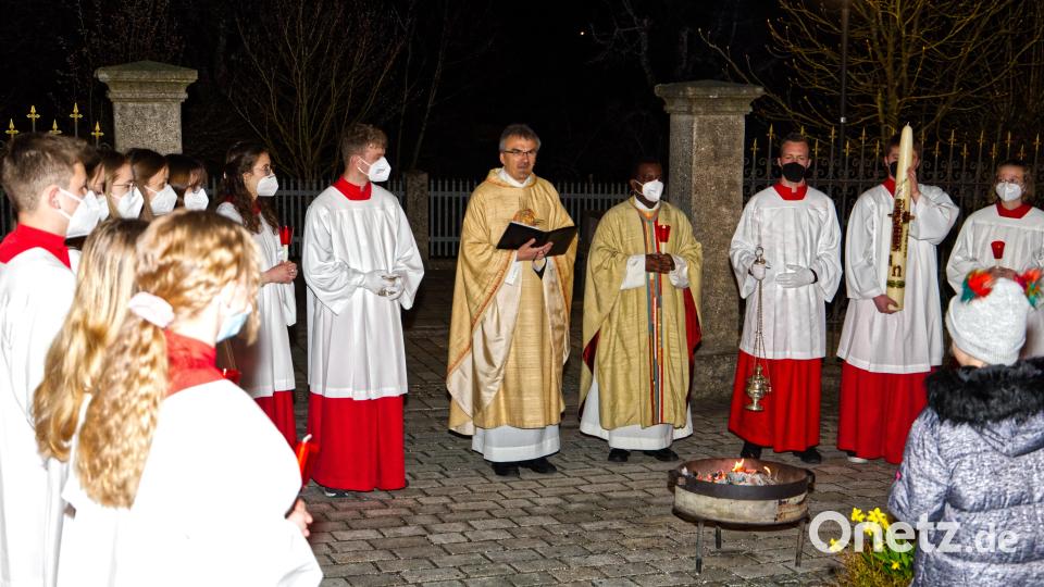 Pfarrer Martin Besold (Mitte) segnete das Osterfeuer vor der Kirche Mariä Himmelfahrt. Bild: njn