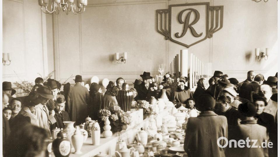 Lust auf Luxus in der Wirtschaftswunder-Zeit: In Marktredwitz war die Porzellanausstellung zum 50. &quot;Thomas&quot;-Jubiläum 1954 ein großes gesellschaftliches Ereignis. Das &quot;R&quot; an der Wand weist darauf hin, dass &quot;Thomas&quot; bereits seit 1908 - immer unter eigenem Namen - zu Rosenthal gehört hat. Bild: Stadtarchiv Marktredwitz/exb