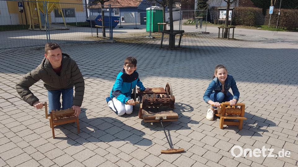 In den Kartagen waren die Moosbacher Ministranten in und um Moosbach mit ihren großen und kleinen Ratschen unterwegs. Durch das Klappern ermahnten sie die Gläubigen zum Gebet und zum Kirchgang. Bild: gi