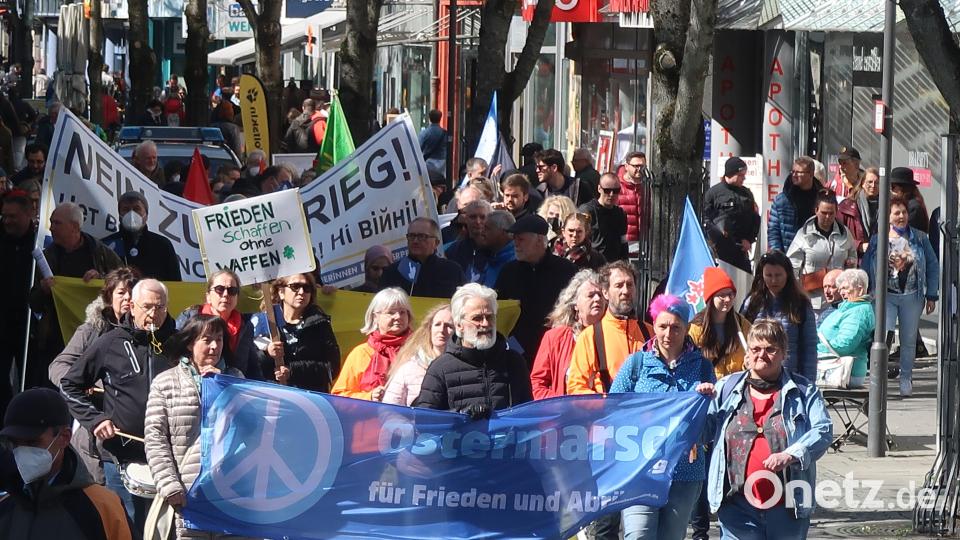 Die Teilnehmer des Ostermarsches ziehen am Samstag durch die Max-Reger-Straße. Bild: Kunz