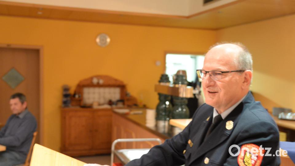 KBI Hubert Blödt zur Verabschiedung: &quot;Ich bin über 30 Jahre immer wieder gerne zur Feuerwehr nach Hohenkemnath gekommen.&quot; Bild: Andreas Brückmann