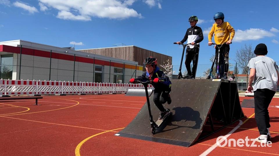 Momentan stehen die Obstacles, so nennen die Skater ihre Hindernisse, auf dem Sportgelände neben der Mittelschule in Ursensollen. Bild: eik