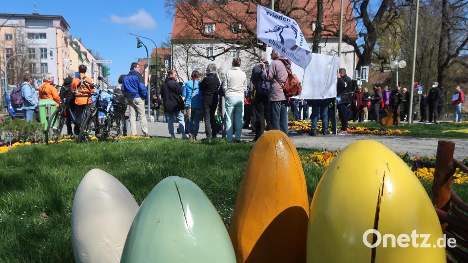 Schlusskundgebung des Ostermarsches vor dem Neuen Rathaus. Bild: Kunz