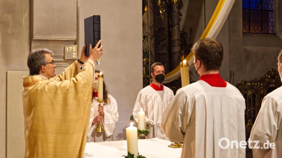 Pfarrer Martin Besold mit dem Evangelium am Volksaltar. Bild: njn
