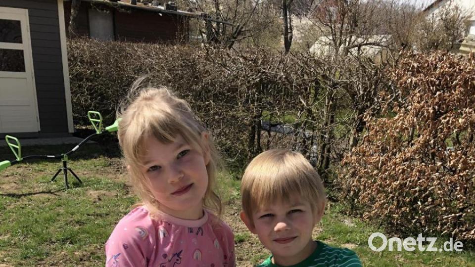 Kinder aus der Ukraine freuen sich über das Osternest, das Mitglieder des Helferkreises Neukirchen für sie vorbereitet haben. Bild: Ann-Kathrin Förderreuther/exb